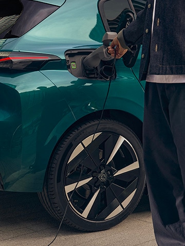 Nouvelle PEUGEOT E-308 avec vélo en recharge
