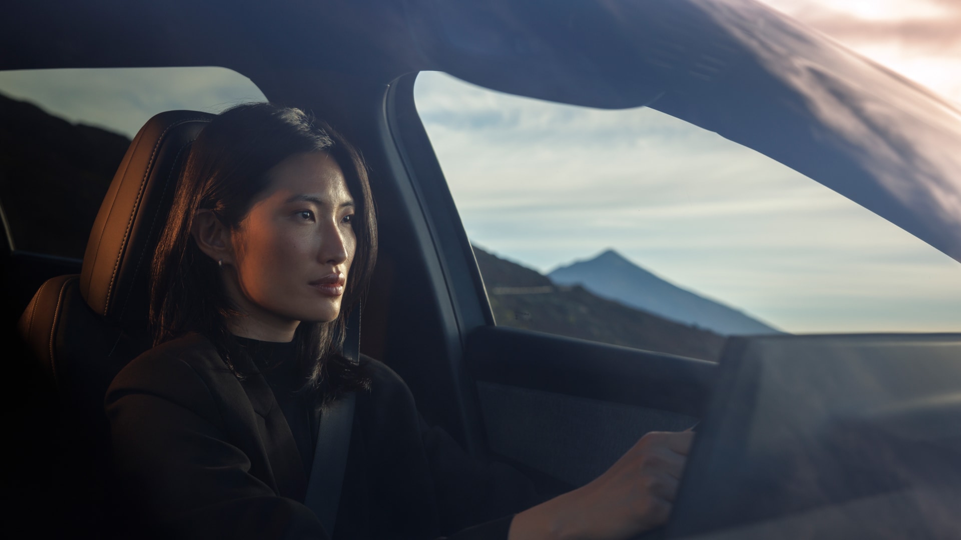 Une femme au volant d'une PEUGEOT E-5008