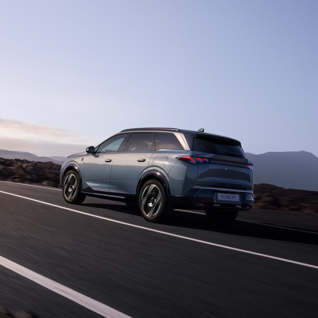 PEUGEOT E-5008 sur l'autoroute