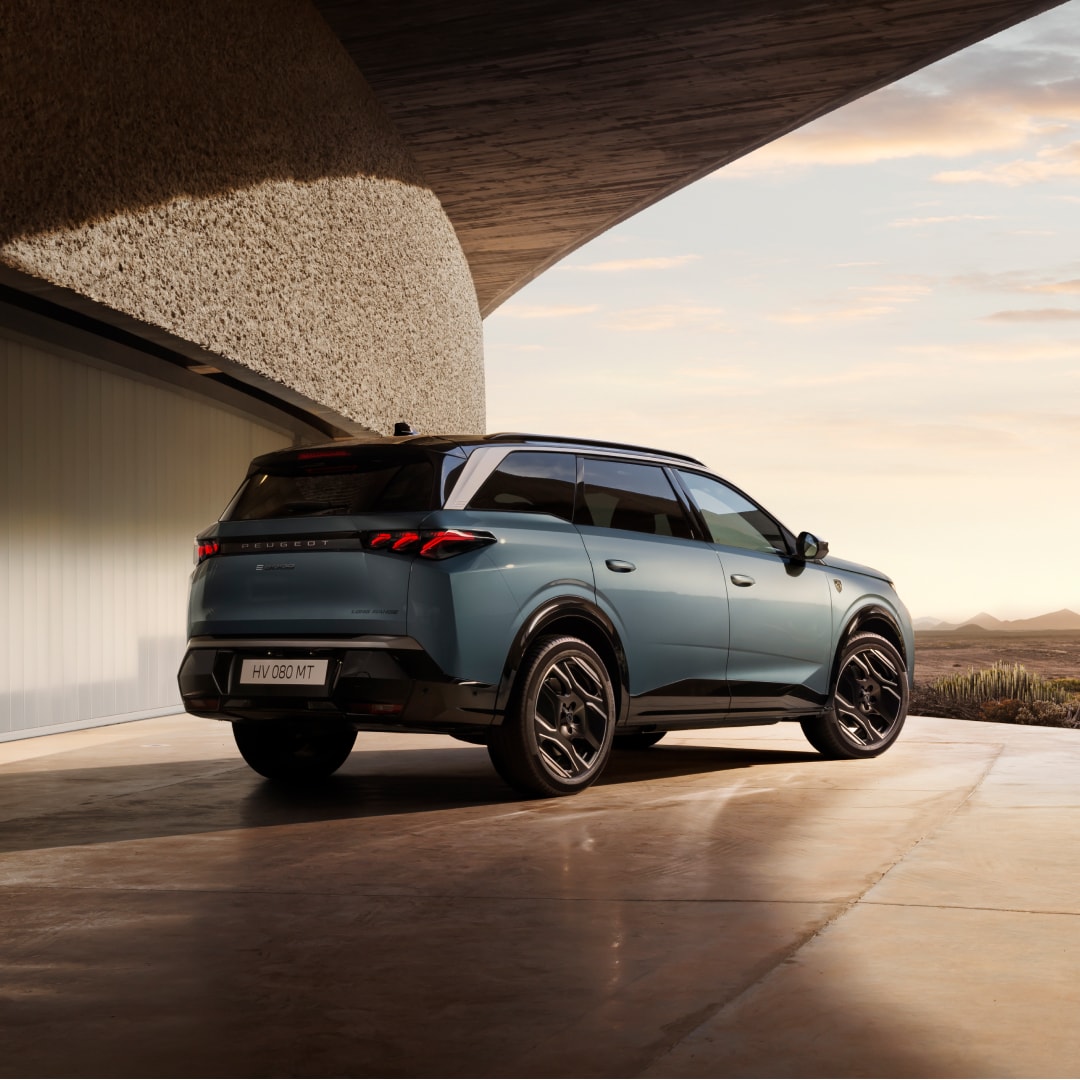 PEUGEOT E-5008 vue de profil