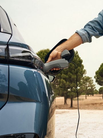 Nouvelle PEUGEOT E-308 SW avec vélo en recharge