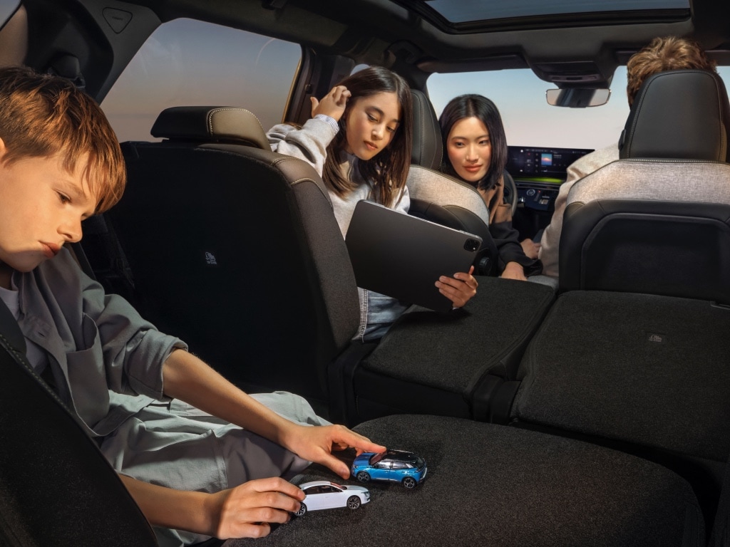 Family on board of PEUGEOT 5008 Plug-in Hybrid