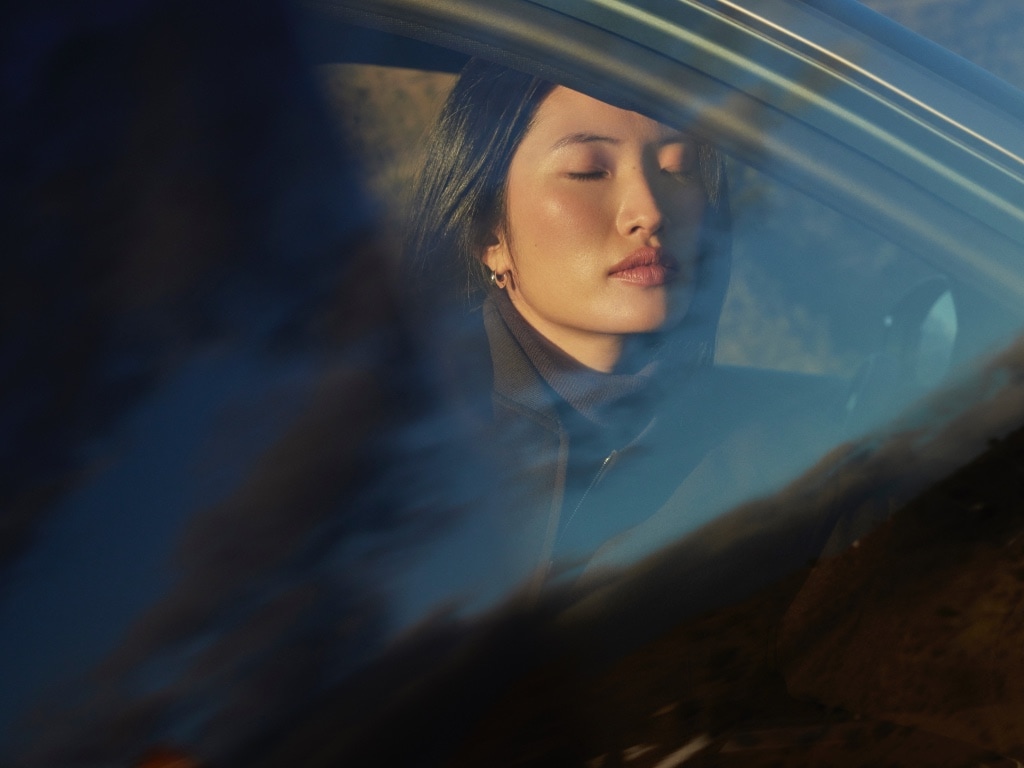 Woman on board the new PEUGEOT 5008 Plug-in Hybrid with AGR warming seats