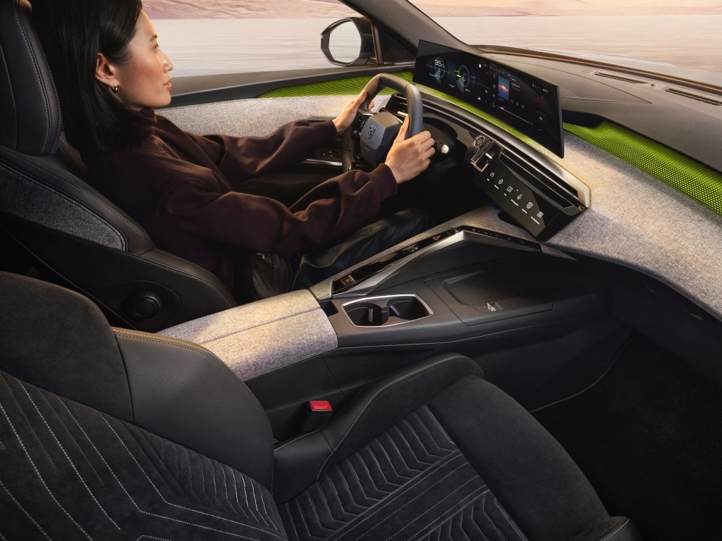 Woman on board the new PEUGEOT 5008 Plug-in Hybrid
