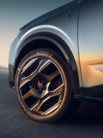 Cut alloy wheels of the PEUGEOT E-5008