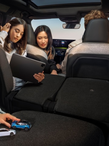 Generous cabin of the large 7-seater PEUGEOT E-5008 SUV