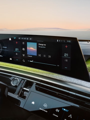 PEUGEOT i-Connect® Advanced panoramic touch screen