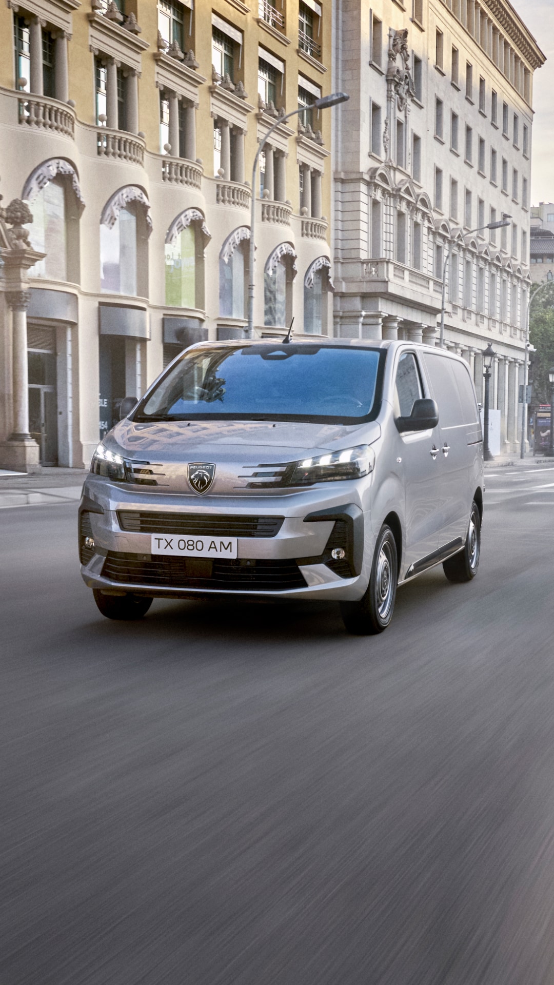 PEUGEOT EXPERT Fourgon vue avant roulant en ville