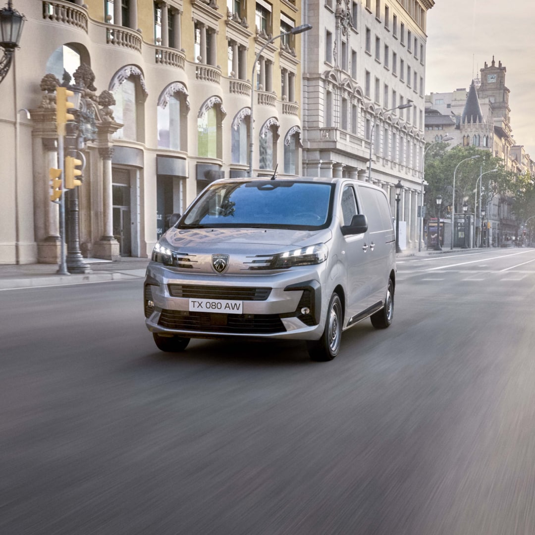 PEUGEOT E-Expert roulant en ville