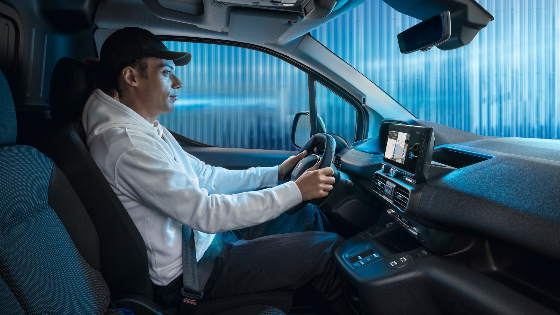 Homme conduisant un PEUGEOT E-Partner