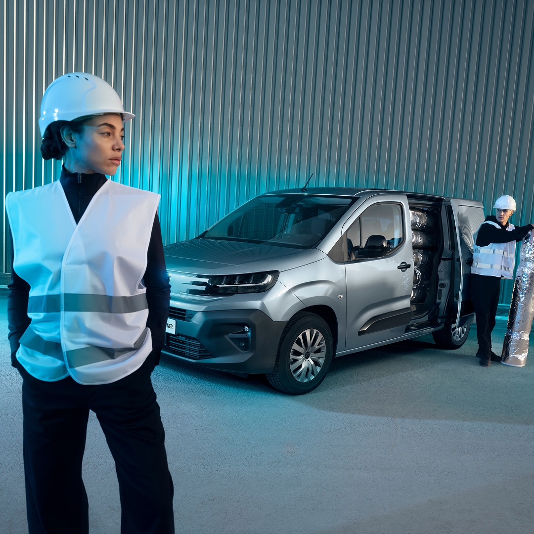 Femme devant un PEUGEOT E-Partner