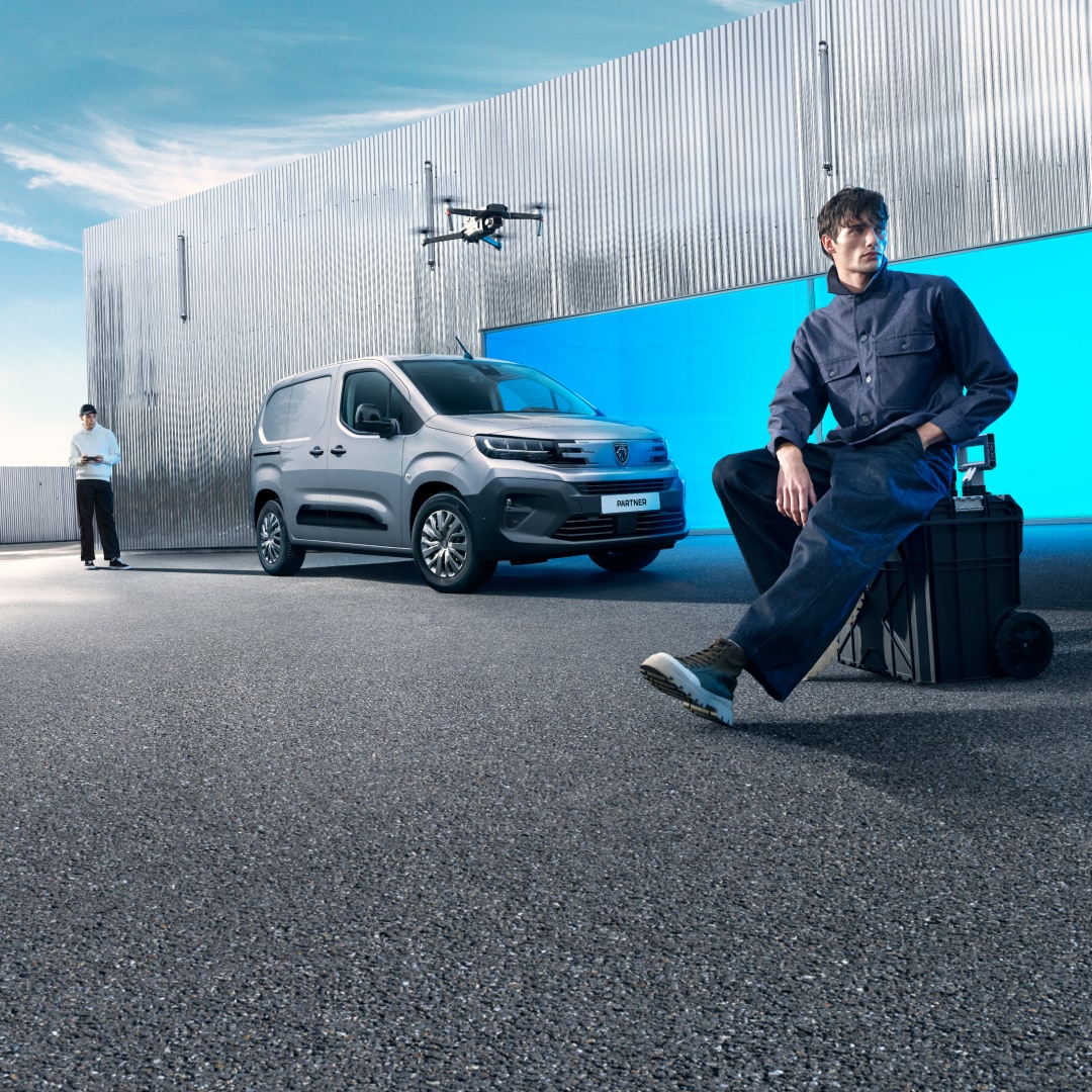 Homme devant un PEUGEOT E-Partner