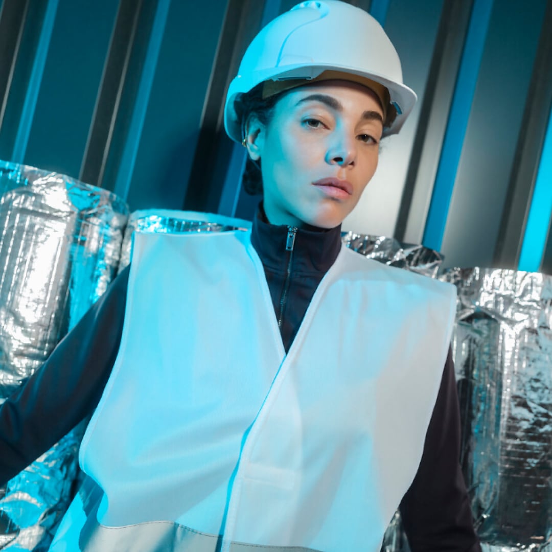 Femme à l'intérieur d'un PEUGEOT E-Partner aménagé réfrigéré