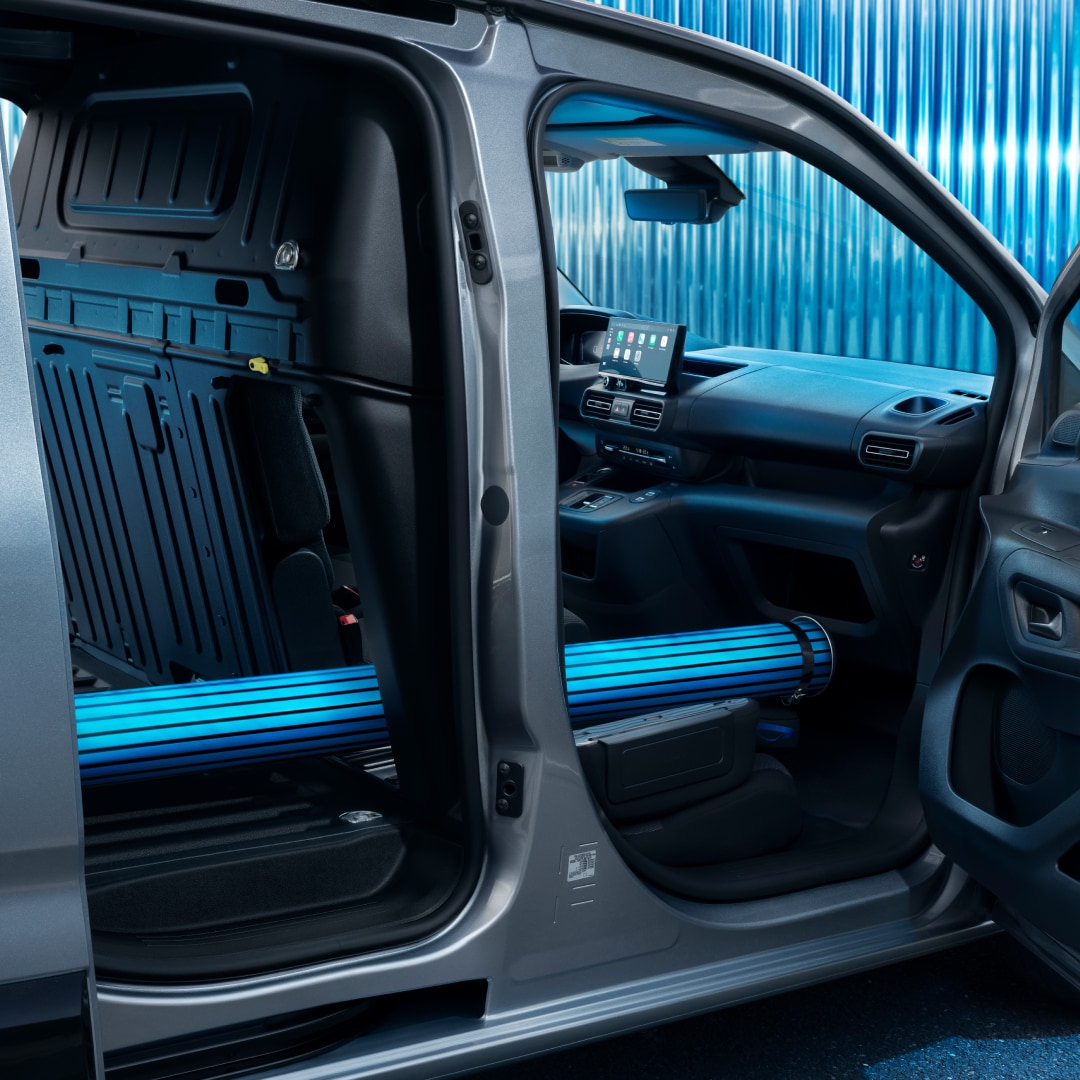 PEUGEOT E-Partner chargé de longues pièces