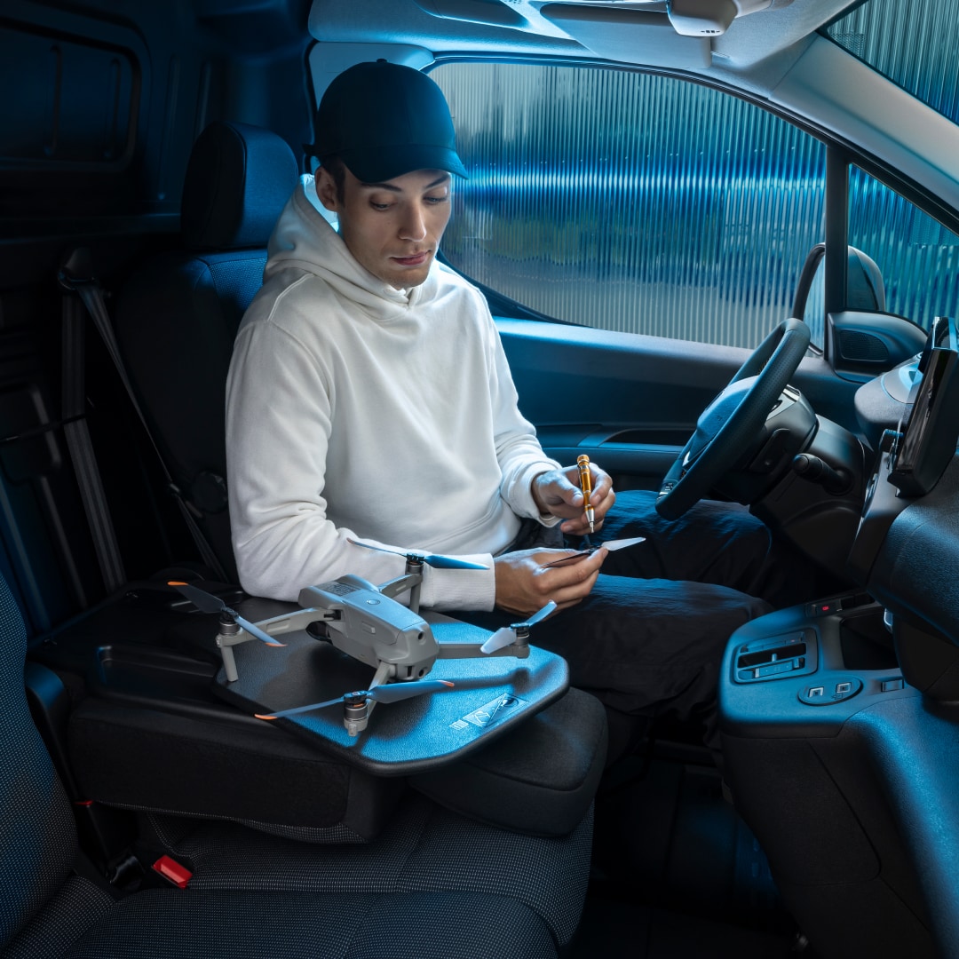 Homme travaillant à l'intérieur d'un PEUGEOT E-Partner