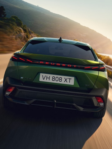 Nouvelle PEUGEOT E-408 vue arrière.